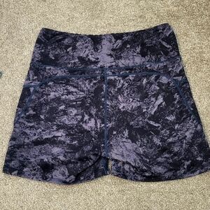 Marble coloured bike shorts with side pockets.